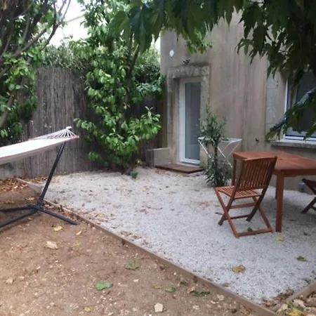 Guest house Independante Avec Terrasse Privee Et Piscine Nimes