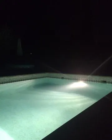 Guest house Independante Avec Terrasse Privee Et Piscine Nimes