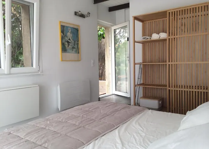 Guest house Independante Avec Terrasse Privee Et Piscine