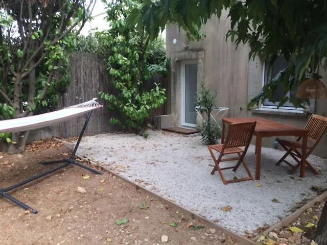 Guest house Independante Avec Terrasse Privee Et Piscine Nimes